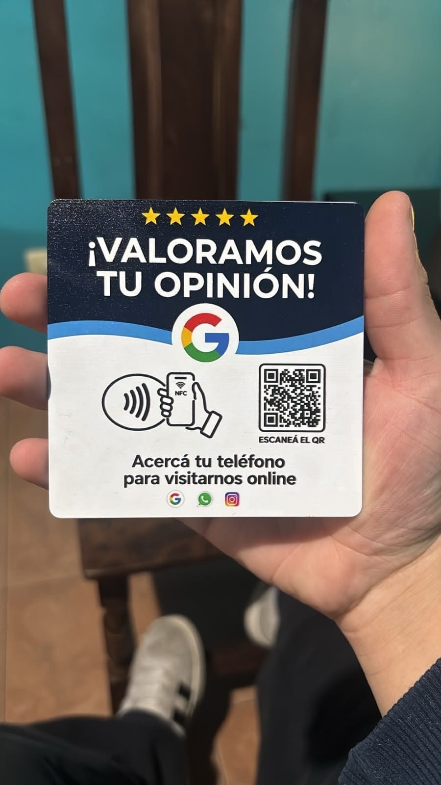 La tarjeta física GMB de 10 por 10 centímetros en una mano